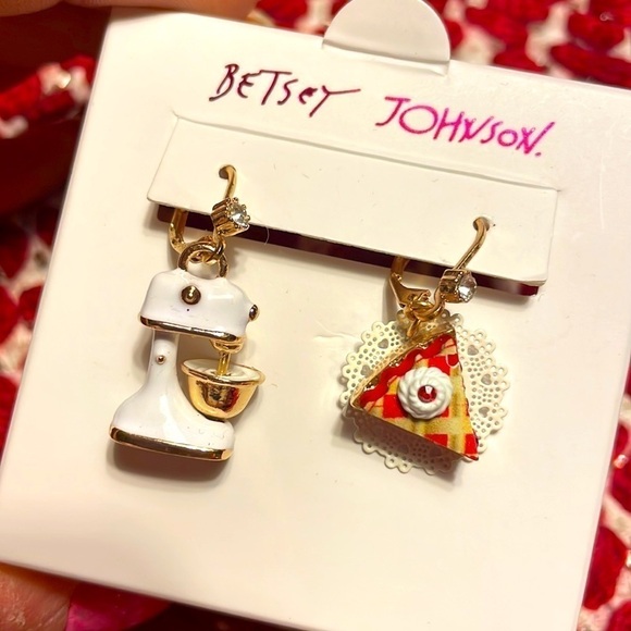 Brand New Betsey Johnson Mismatched Pie Slice & Mixer Baker Drop Earrings - Picture 2 of 12